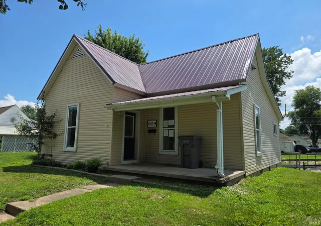 3rd image of 909 E Vincennes St, Linton, IN 47441 | MLS# 202627967