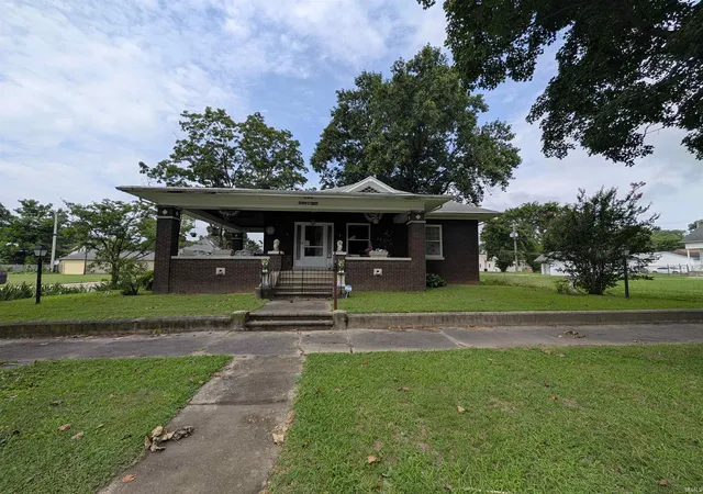Homes for sale in Mount Vernon, IN | 703 College Ave, Mount Vernon, IN 47620 | MLS# 202628034