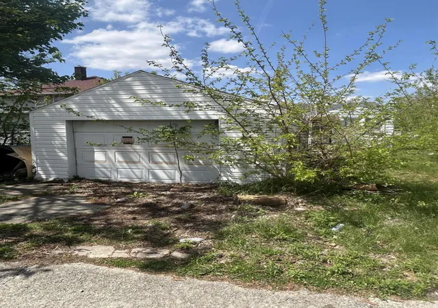 Photo 4 of Sale Pending at 1304 S Hackley St, Muncie, IN 47302 | MLS# 202628656 | Listing updated on 2026-07-25