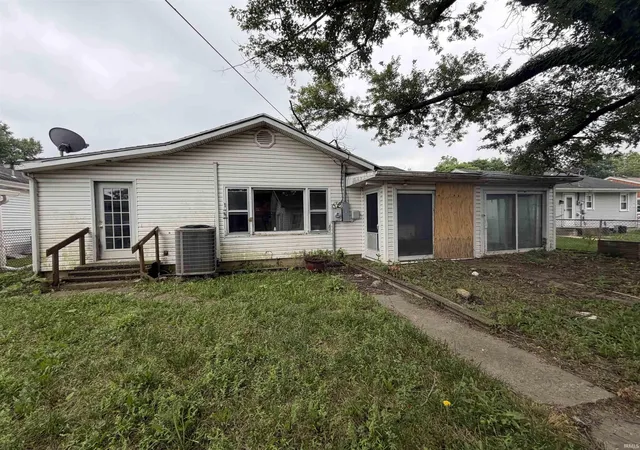Photo 2 of Sale Pending at 702 W Grant St, Hartford City, IN 47348 | MLS# 202628737 | Listing updated on 2026-09-12