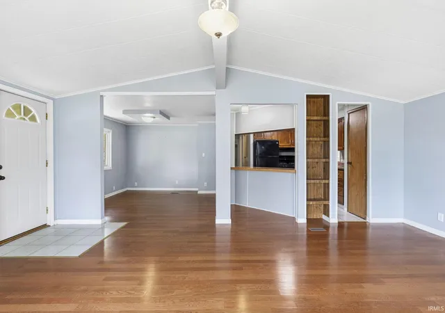 Photo 4 of Sale Pending at 1047 E Smith St, Warsaw, IN 46580 | MLS# 202628886 | Listing updated on 2026-09-08