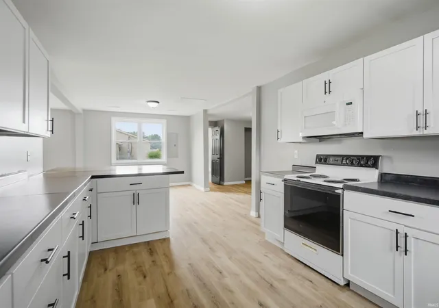 Photo 4 of Manufactured home for sale at 117 S Barclay St, Fairmount, IN 46928 | MLS# 202628929 | Listing updated on 2026-10-08
