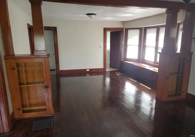 Photo 2 of Sale Pending at 128 E Irvington St, South Bend, IN 46614 | MLS# 202629011 | Listing updated on 2026-10-20