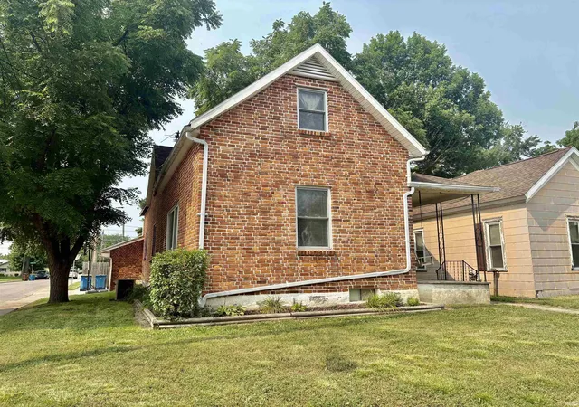 Photo 3 of Sale Pending at 925 W Washington St, Bluffton, IN 46714 | MLS# 202629084 | Listing updated on 2026-08-21