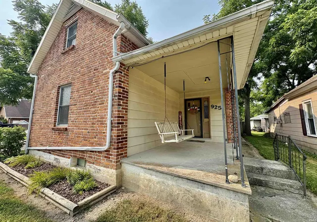 Photo 3 of Sale Pending at 925 W Washington St, Bluffton, IN 46714 | MLS# 202629084 | Listing updated on 2026-08-21