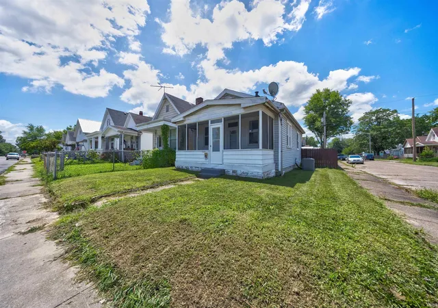 Photo 3 of Manufactured home for sale at 1220 Read St, Evansville, IN 47710 | MLS# 202629174 | Listing updated on 2026-09-14