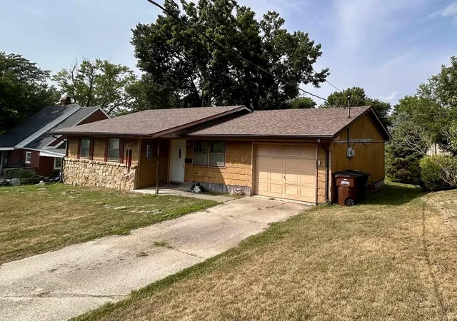 Photo 3 of Manufactured home for sale at 1009 W Walnut St, Brownstown, IN 47220 | MLS# 202629203 | Listing updated on 2026-08-26