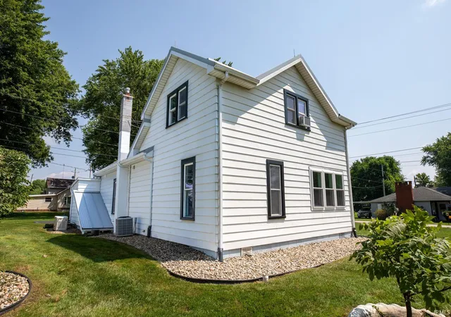 Photo 3 of Manufactured home for sale at 106 N Wray St, Warsaw, IN 46580 | MLS# 202629436 | Listing updated on 2026-09-29