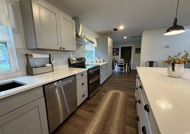 Photo 3 of Manufactured home for sale at 525 Circle Dr, Fairmount, IN 46928 | MLS# 202629466 | Listing updated on 2026-08-25