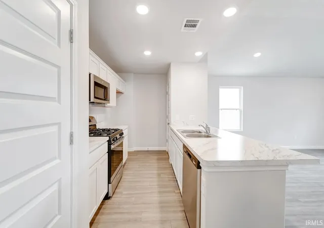 Photo 3 of Manufactured home for sale at 806 Sunrise Dr, Frankfort, IN 46041 | MLS# 202629477 | Listing updated on 2026-09-17