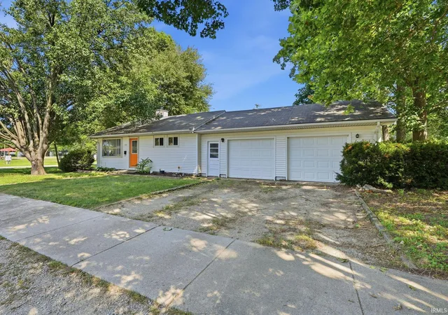 Photo 3 of Manufactured home for sale at 1370 Dearborn St, Huntington, IN 46750 | MLS# 202629560 | Listing updated on 2026-08-01