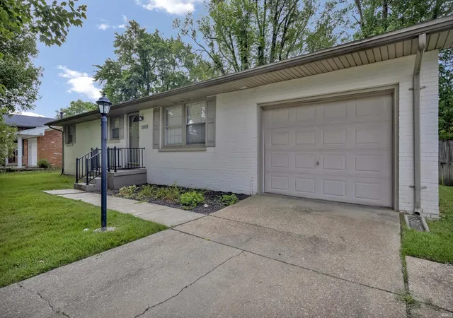 Photo 3 of Sale Pending at 3001 Eastbrooke Dr, Evansville, IN 47711 | MLS# 202629591 | Listing updated on 2026-09-13