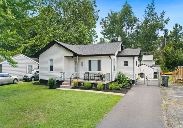Photo 2 of Manufactured home for sale at 215 E Maple Grv St, Syracuse, IN 46567 | MLS# 202629735 | Listing updated on 2026-09-09