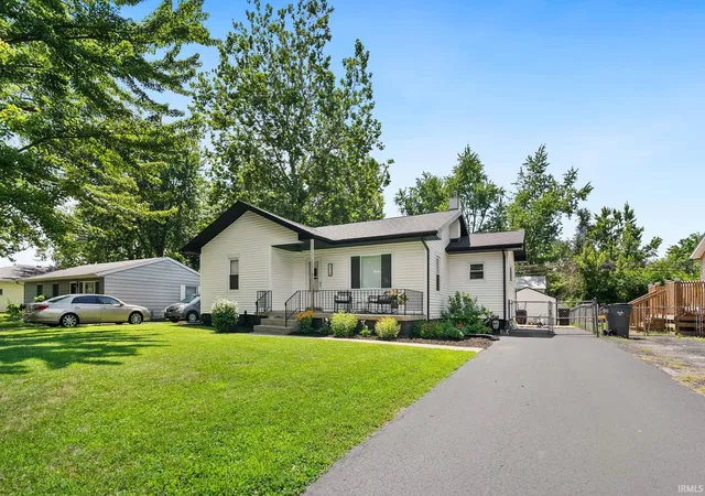 Photo 2 of Sale Pending at 215 E Maple Grv St, Syracuse, IN 46567 | MLS# 202629735 | Listing updated on 2026-09-16