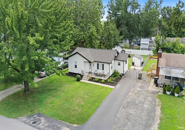 Photo 3 of Sale Pending at 215 E Maple Grv St, Syracuse, IN 46567 | MLS# 202629735 | Listing updated on 2026-09-16