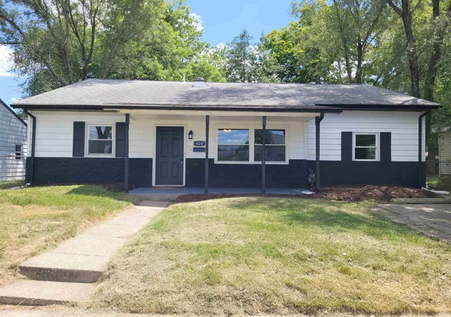 Photo 1 of Sale Pending at 824 S 15th Street, Vincennes, IN 47591 | MLS# 202629823 | Listing updated on 2026-09-05