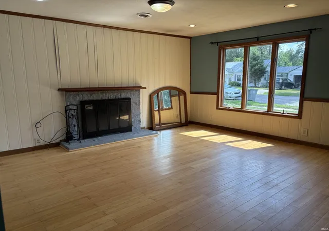 Photo 2 of Sale Pending at 1410 E Locust St, Vincennes, IN 47591 | MLS# 202629954 | Listing updated on 2026-08-17