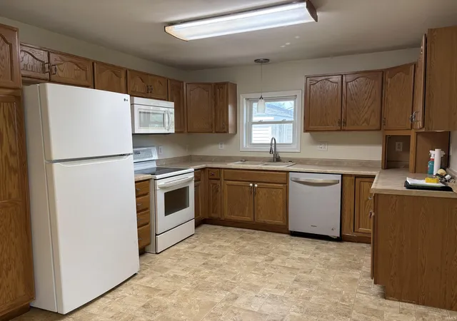 Photo 4 of Sale Pending at 1410 E Locust St, Vincennes, IN 47591 | MLS# 202629954 | Listing updated on 2026-08-17