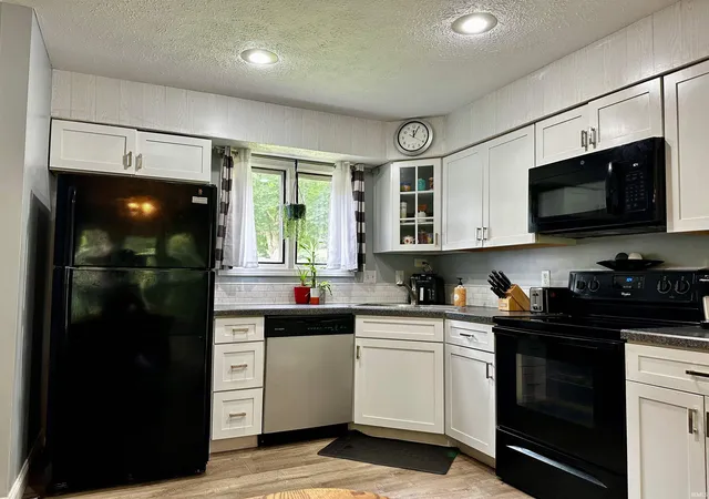 Photo 3 of Condo for sale at 9393 S Pointe Retreat Dr, Bloomington, IN 47401 | MLS# 202630224 | Listing updated on 2026-10-05