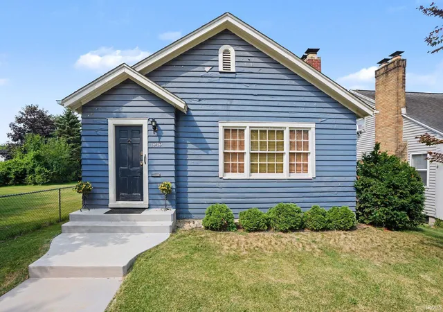 Photo 2 of Sale Pending at 1949 Beverly Pl, South Bend, IN 46616 | MLS# 202630499 | Listing updated on 2026-09-12