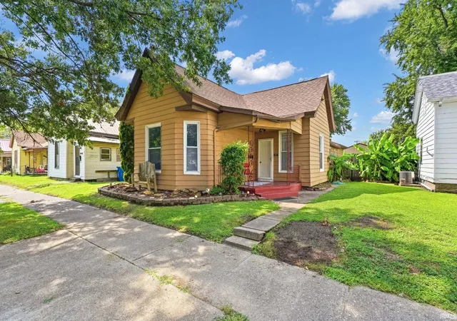 Manufactured home for sale at 414 W 6th Street, Mount Carmel, IL 62863 | MLS# 202630629