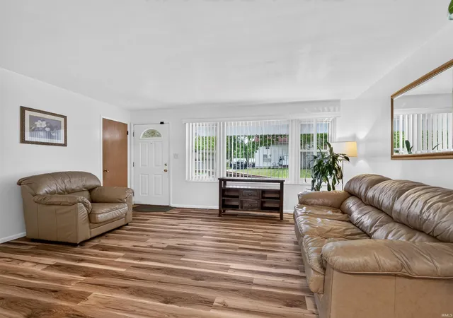 Photo 4 of Sale Pending at 4829 Devonshire Dr, Fort Wayne, IN 46806 | MLS# 202631033 | Listing updated on 2026-08-17