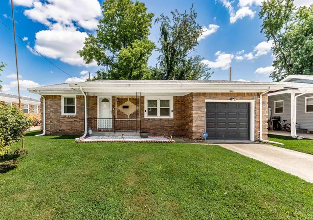 Photo 1 of Sale Pending at 1009 N Fairlawn W Cir, Evansville, IN 47711 | MLS# 202631106 | Listing updated on 2026-08-21