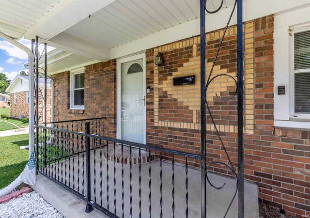 Photo 2 of Sale Pending at 1009 N Fairlawn W Cir, Evansville, IN 47711 | MLS# 202631106 | Listing updated on 2026-08-21
