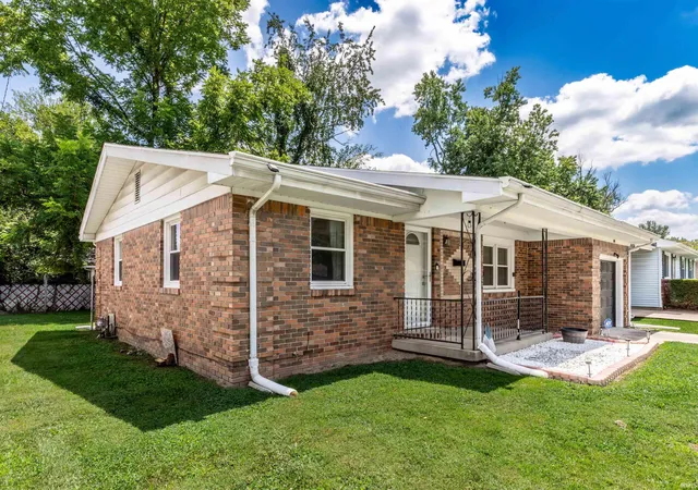 Photo 3 of Sale Pending at 1009 N Fairlawn W Cir, Evansville, IN 47711 | MLS# 202631106 | Listing updated on 2026-08-21