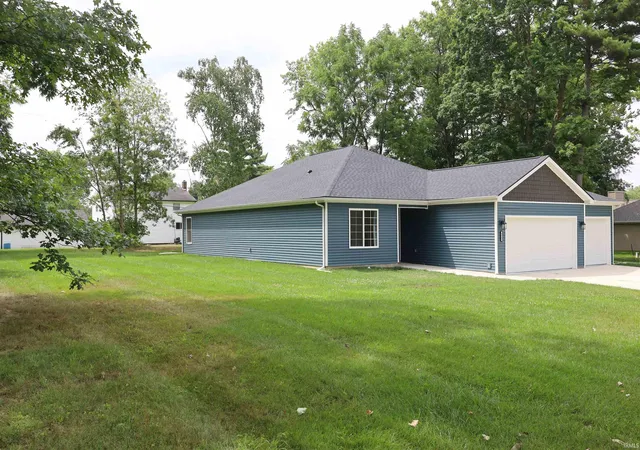 Photo 2 of Sale Pending at 4006 Woodhill Dr, Fort Wayne, IN 46804 | MLS# 202631133 | Listing updated on 2026-09-17