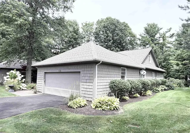 Photo 3 of Sale Pending at 1325 E Erskine Manor Hl Dr, South Bend, IN 46614 | MLS# 202631150 | Listing updated on 2026-08-24