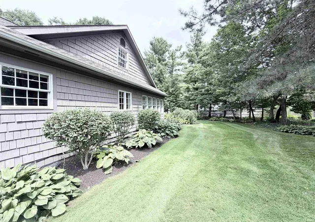 Photo 3 of Sale Pending at 1325 E Erskine Manor Hl Dr, South Bend, IN 46614 | MLS# 202631150 | Listing updated on 2026-08-24