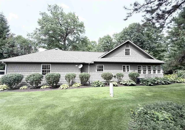 Photo 4 of Sale Pending at 1325 E Erskine Manor Hl Dr, South Bend, IN 46614 | MLS# 202631150 | Listing updated on 2026-08-24