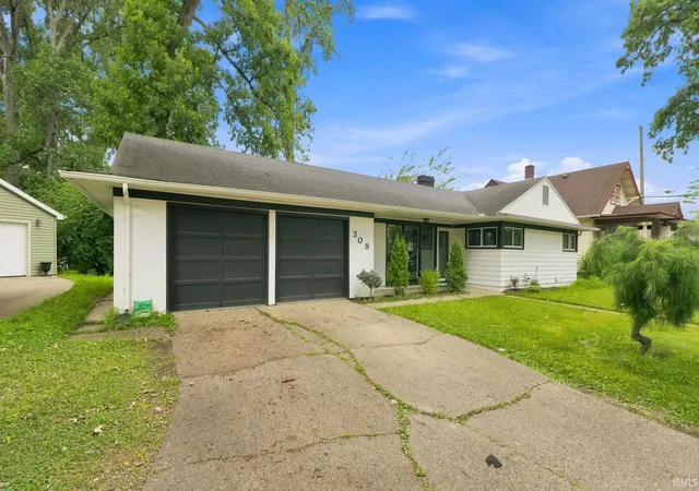 Photo 3 of Sale Pending at 309 E Maple Grv Ave, Fort Wayne, IN 46806 | MLS# 202631219 | Listing updated on 2026-08-02