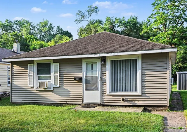 Photo 3 of Sale Pending at 942 Beale St, South Bend, IN 46616 | MLS# 202631272 | Listing updated on 2026-09-01