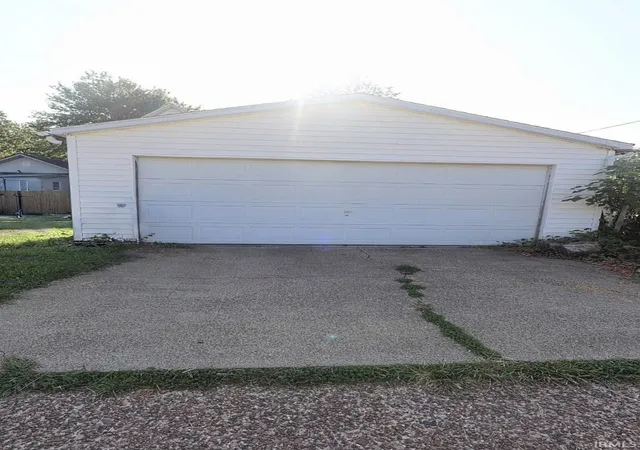 Photo 4 of Manufactured home for sale at 825 S Garvin St, Evansville, IN 47713 | MLS# 202631614 | Listing updated on 2026-08-25