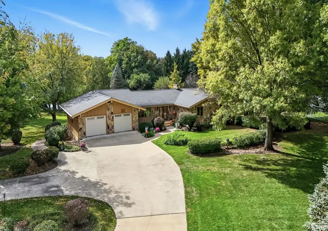 Photo 2 of Manufactured home for sale at 1919 Deer Trl, Warsaw, IN 46580 | MLS# 202631793 | Listing updated on 2026-09-01