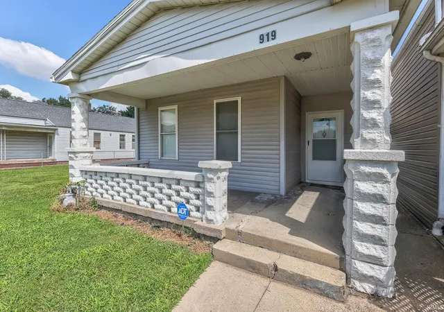 Photo 3 of Manufactured home for sale at 919 W Delaware St, Evansville, IN 47710 | MLS# 202631810 | Listing updated on 2026-08-05
