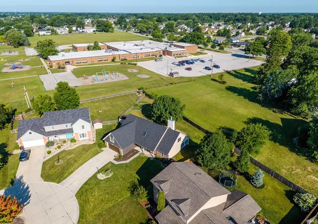 Photo 3 of Sale Pending at 8211 Fawncrest Pl, Fort Wayne, IN 46835 | MLS# 202631833 | Listing updated on 2026-09-04