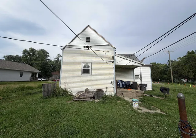 Photo 3 of Sale Pending at 1204 Harriett St, Evansville, IN 47710 | MLS# 202632033 | Listing updated on 2026-09-16