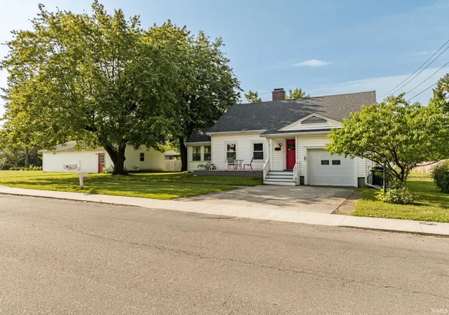 Photo 3 of Sale Pending at 1201 W Cowing Dr, Muncie, IN 47304 | MLS# 202632128 | Listing updated on 2026-08-24