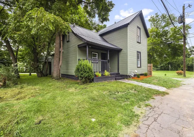 Photo 2 of Sale Pending at 1812 Columbia St, South Bend, IN 46613 | MLS# 202632146 | Listing updated on 2026-09-04