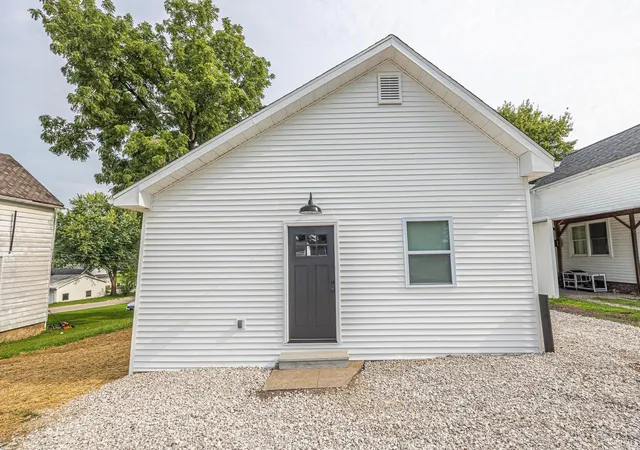 Manufactured home for sale at 704 E 9th Street, Huntingburg, IN 47542 | MLS# 202632205