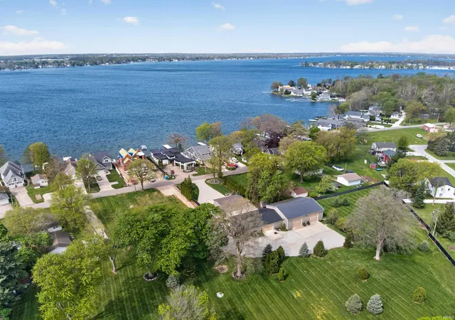 Photo 4 of Manufactured home for sale at 11199 NE Wawasee Dr, Syracuse, IN 46567 | MLS# 202632250 | Listing updated on 2026-09-27