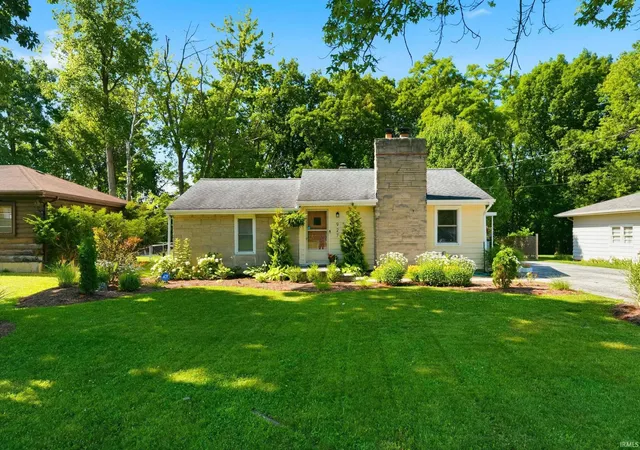 Photo 1 of Sale Pending at 927 Louisedale Dr, Fort Wayne, IN 46808 | MLS# 202632447 | Listing updated on 2026-08-27