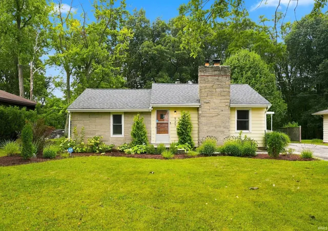 Photo 2 of Sale Pending at 927 Louisedale Dr, Fort Wayne, IN 46808 | MLS# 202632447 | Listing updated on 2026-08-27