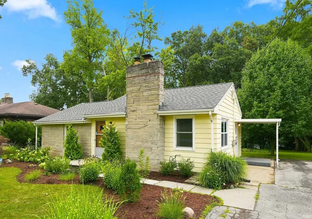 Photo 3 of Sale Pending at 927 Louisedale Dr, Fort Wayne, IN 46808 | MLS# 202632447 | Listing updated on 2026-08-27
