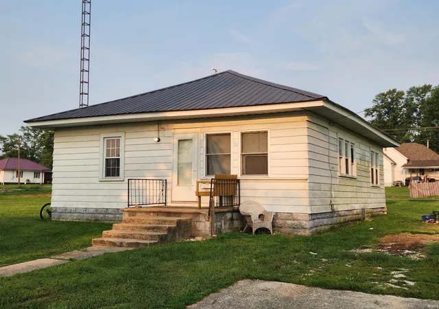 Photo 3 of Sale Pending at 812 Ohio St, Bicknell, IN 47512 | MLS# 202632462 | Listing updated on 2026-08-10