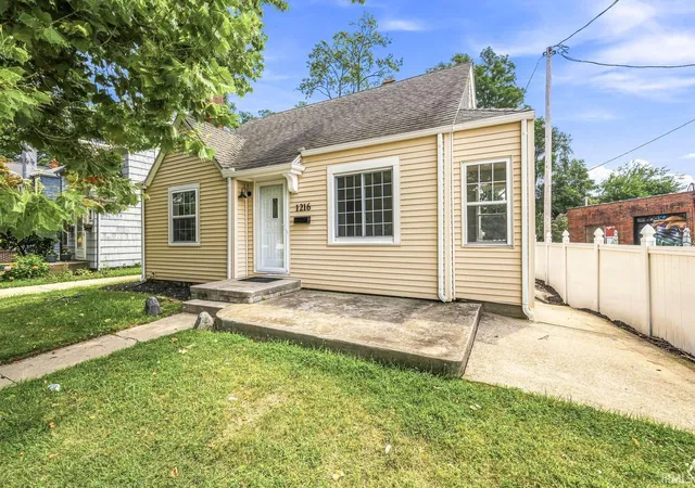 Photo 2 of Manufactured home for sale at 1216 Longfellow Ave, South Bend, IN 46615 | MLS# 202632538 | Listing updated on 2026-09-18