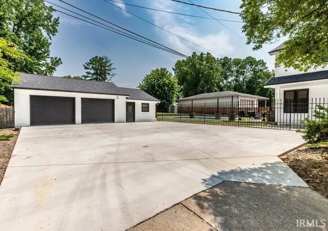 Photo 4 of Sale Pending at 900 Plaza Dr, Evansville, IN 47715 | MLS# 202632758 | Listing updated on 2026-10-08